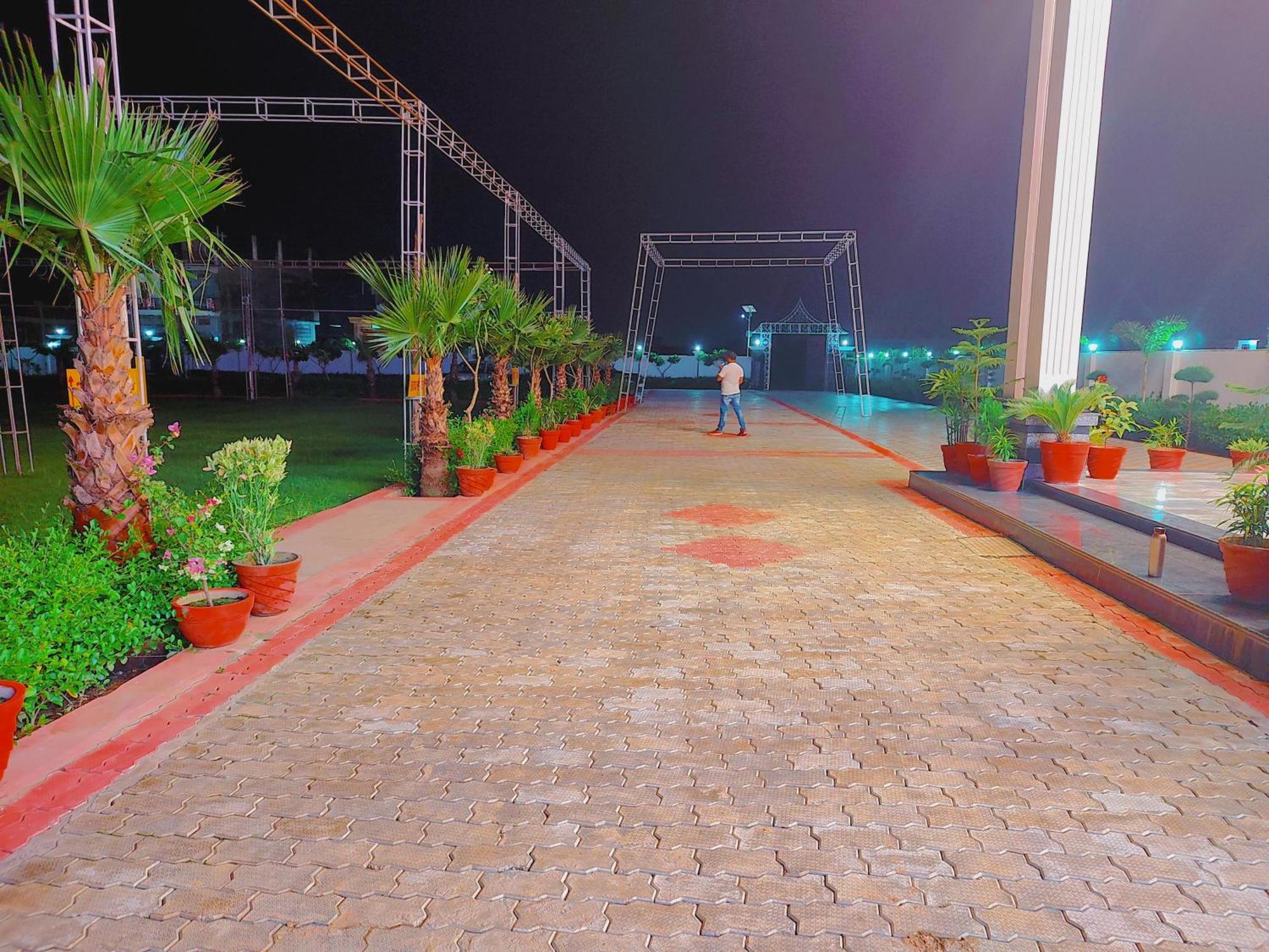 Awadh Samrat Resort Ayodhya エクステリア 写真