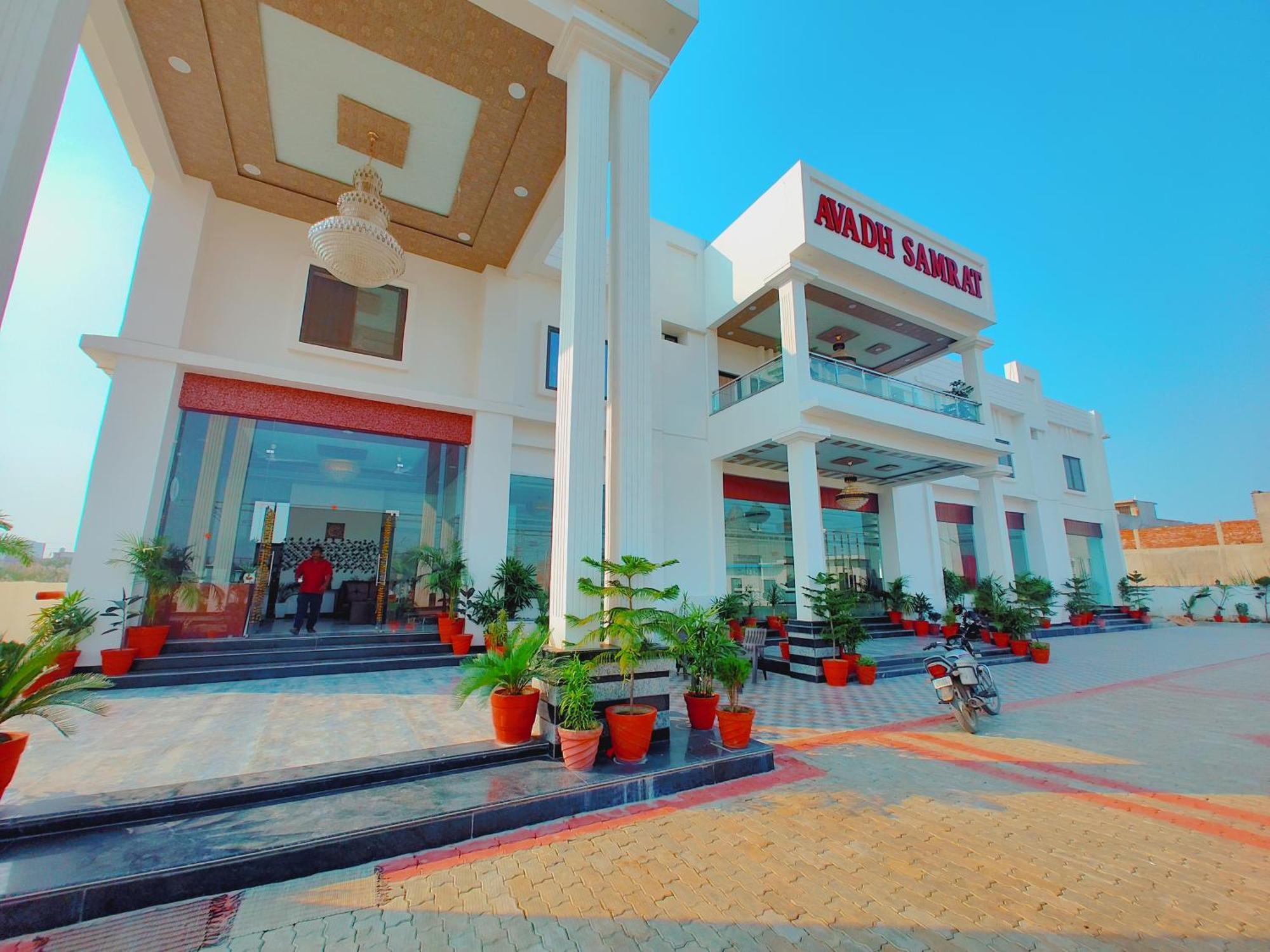 Awadh Samrat Resort Ayodhya エクステリア 写真
