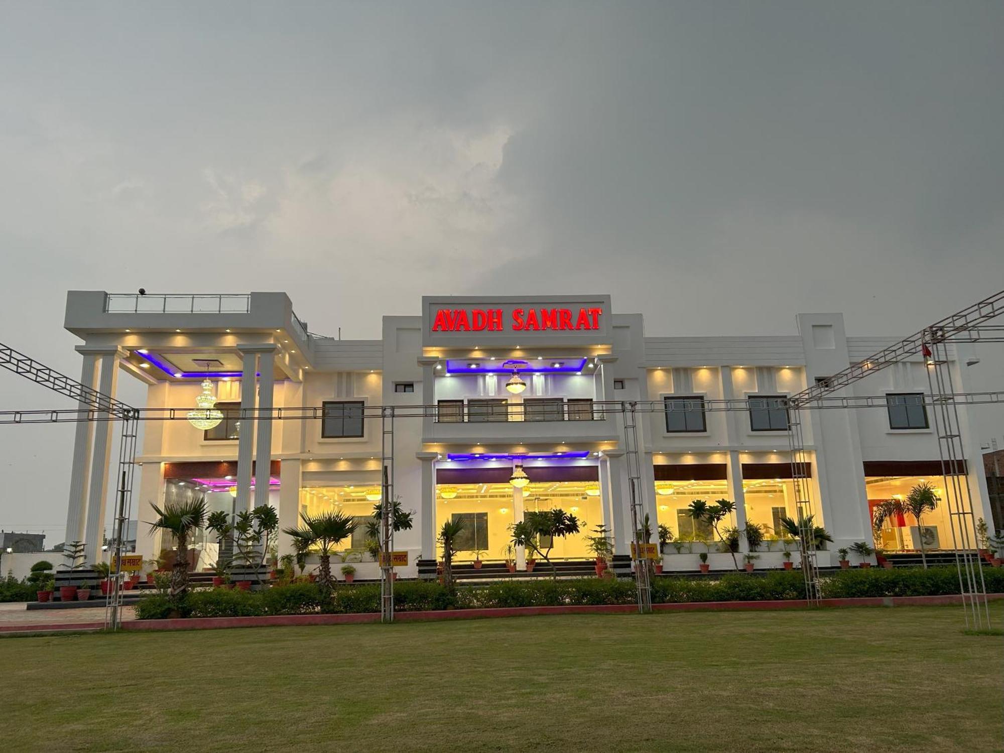 Awadh Samrat Resort Ayodhya エクステリア 写真