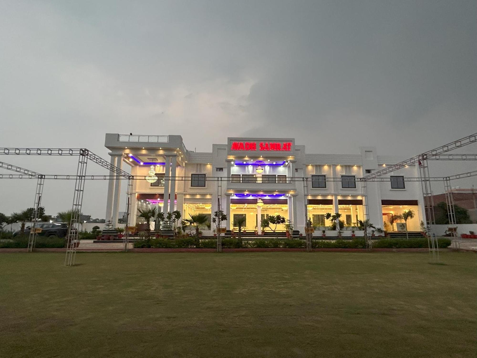 Awadh Samrat Resort Ayodhya エクステリア 写真